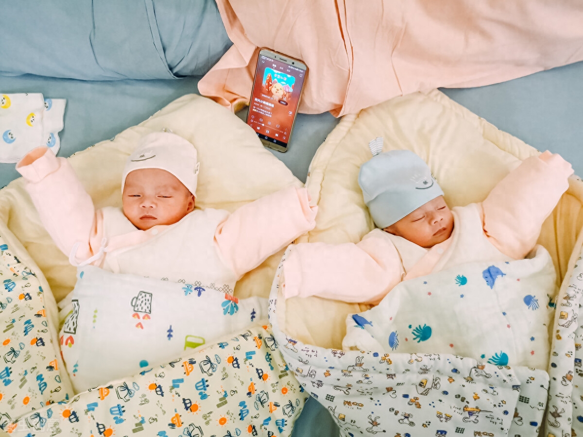 孩子频繁踢被子是热吗,晚上睡觉总踢被子着凉