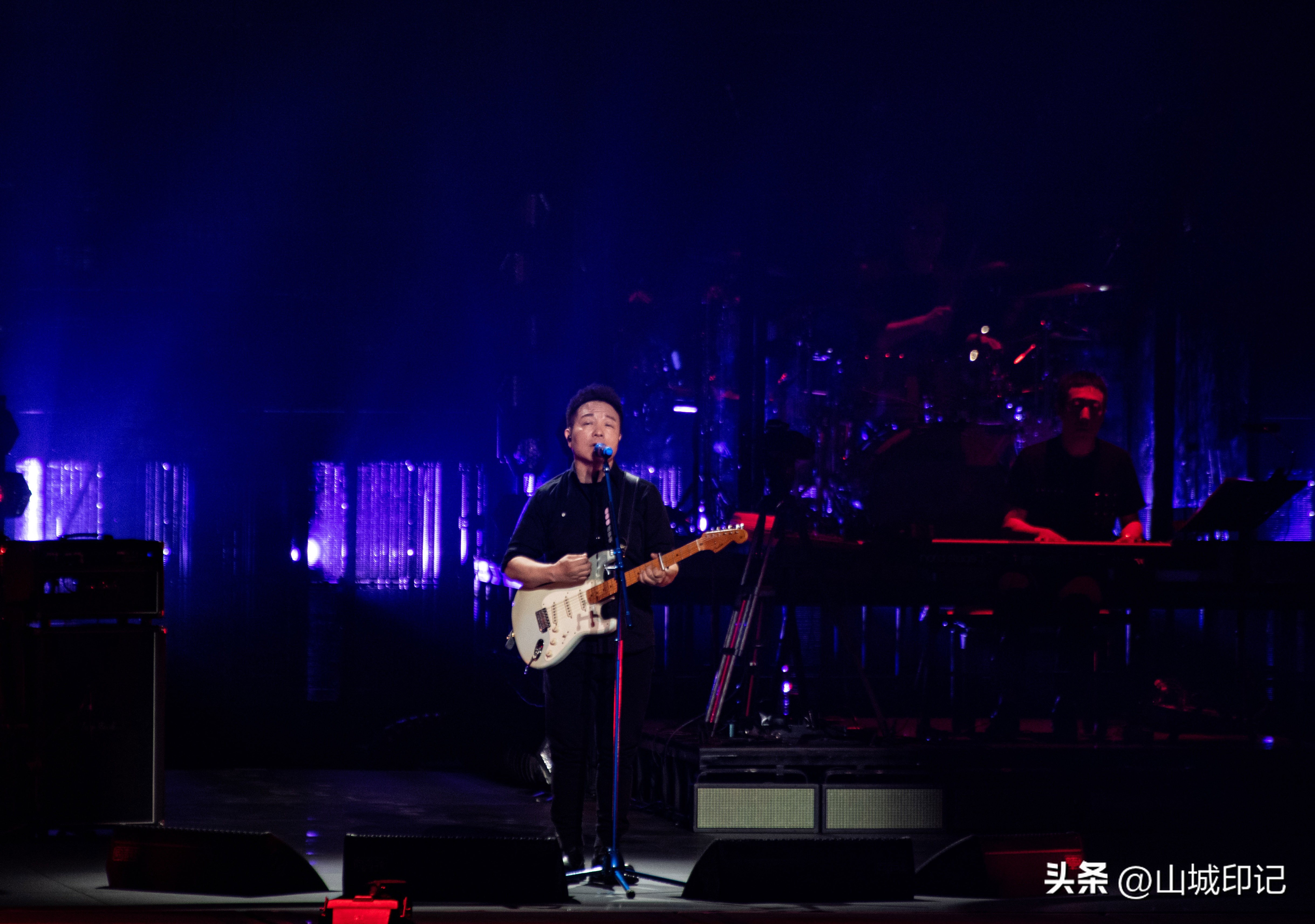 许巍无尽光芒演唱会重庆站故乡,归来依旧少年完整视频