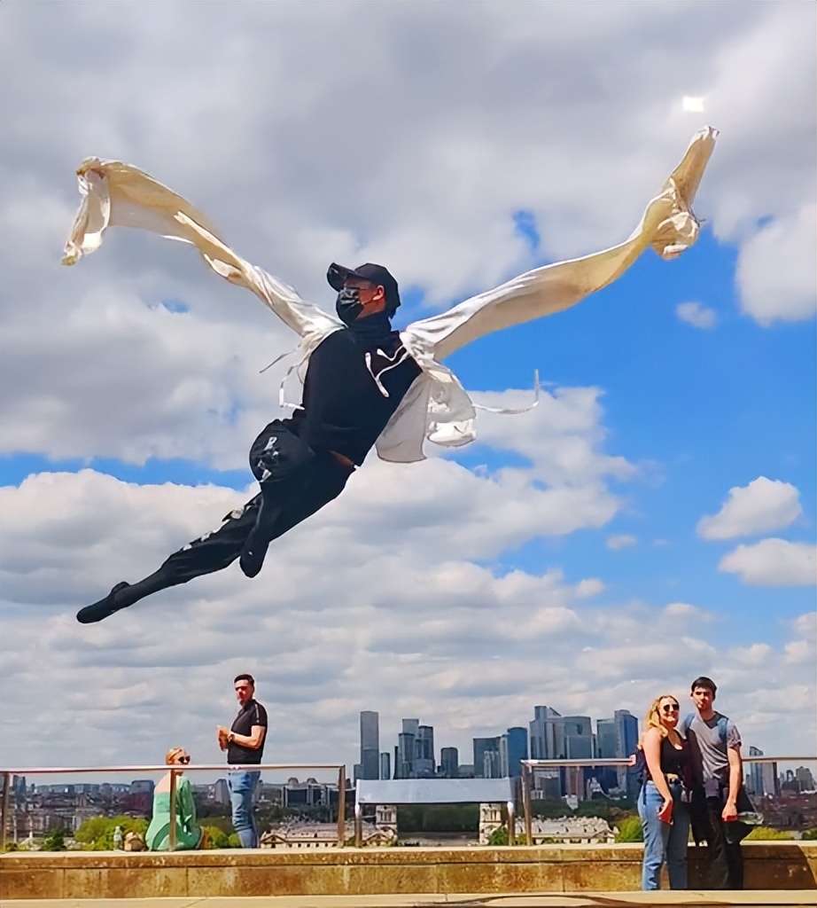 “蜻蜓水上漂”轻功重出江湖了？重庆小伙吸粉百万，老外又懵了