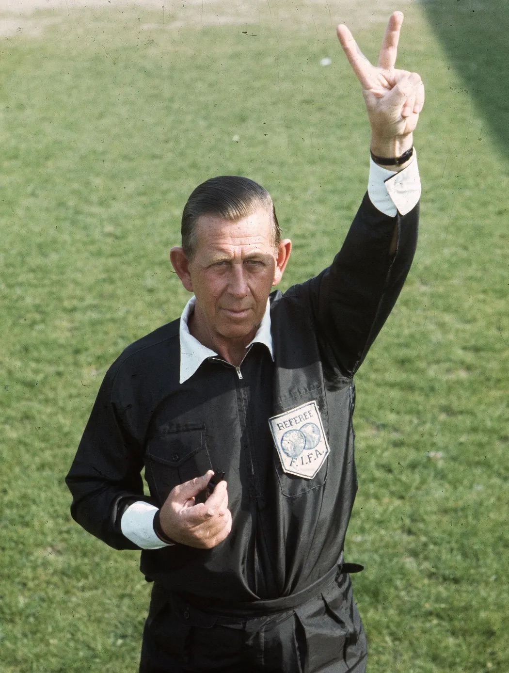 足球红牌黄牌解读,足球红黄牌是怎么来的