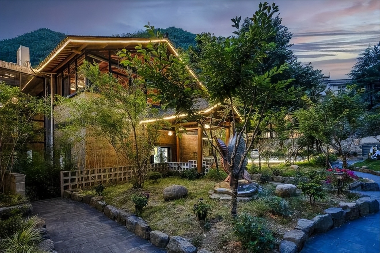 装修倒闭换老板？民宿老板撒谎成风！五一涨价毁约风下如何维权？