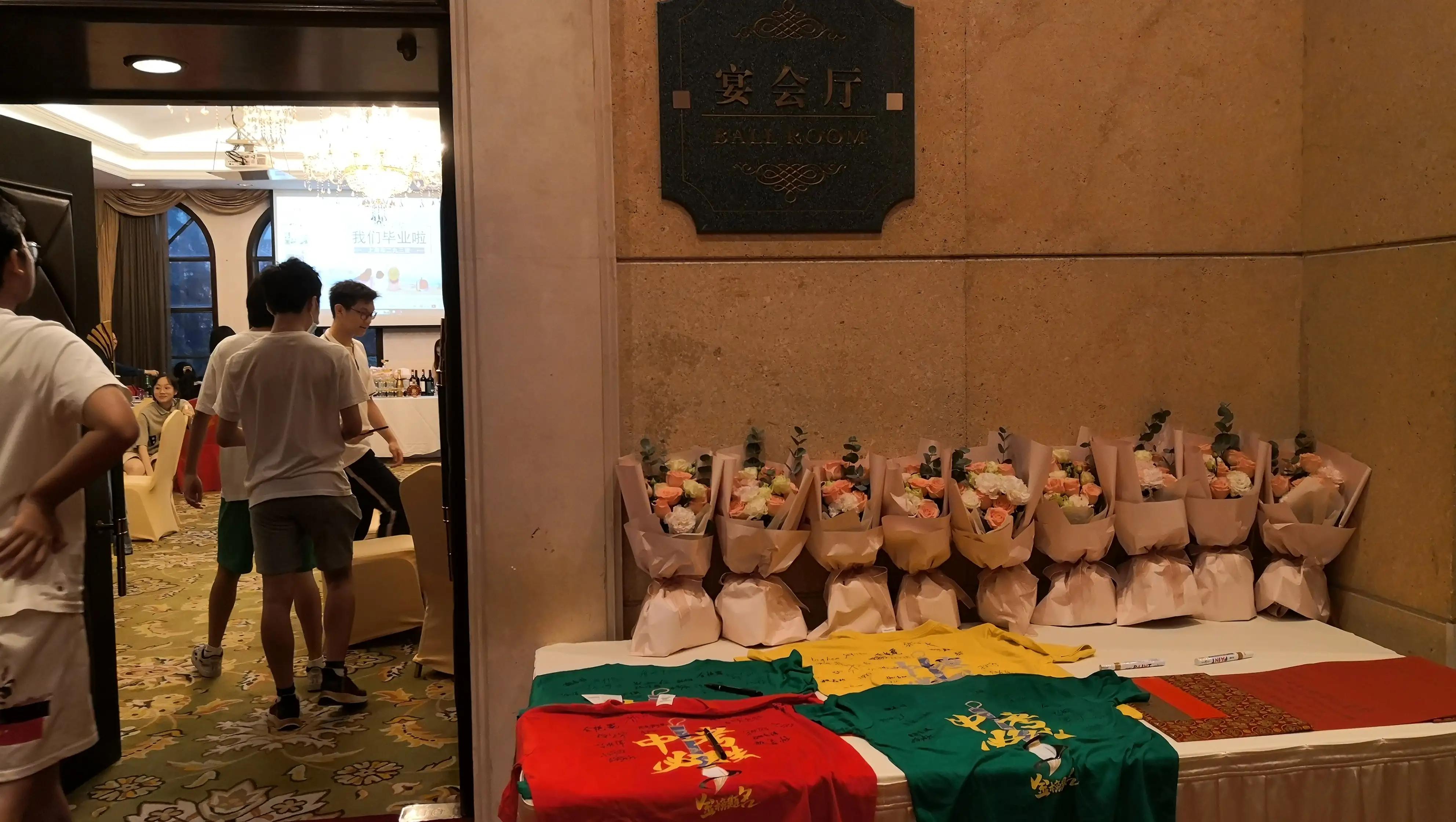 弄堂小吃、欧洲红酒，中西雅俗共赏