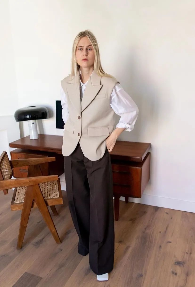 秋日马甲穿搭的n种,春天咖色格子针织马甲怎么搭配