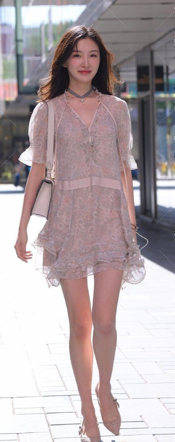 “婴儿肥”的瑜伽裤美女，职业女性独有成熟稳重，忍不住多看几眼