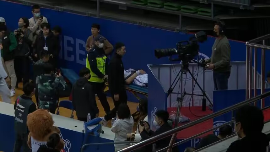 千万别来CBA打球！要命！胡金秋恶犯，天津外援头部着地不省人事