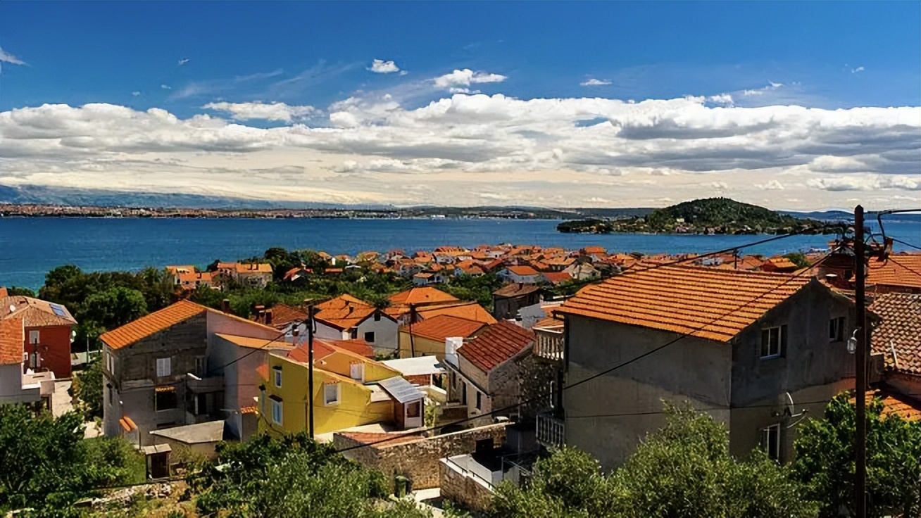 世界足球强国，有地球之眼、海景沙滩、城堡宫殿，中国九寨沟美景