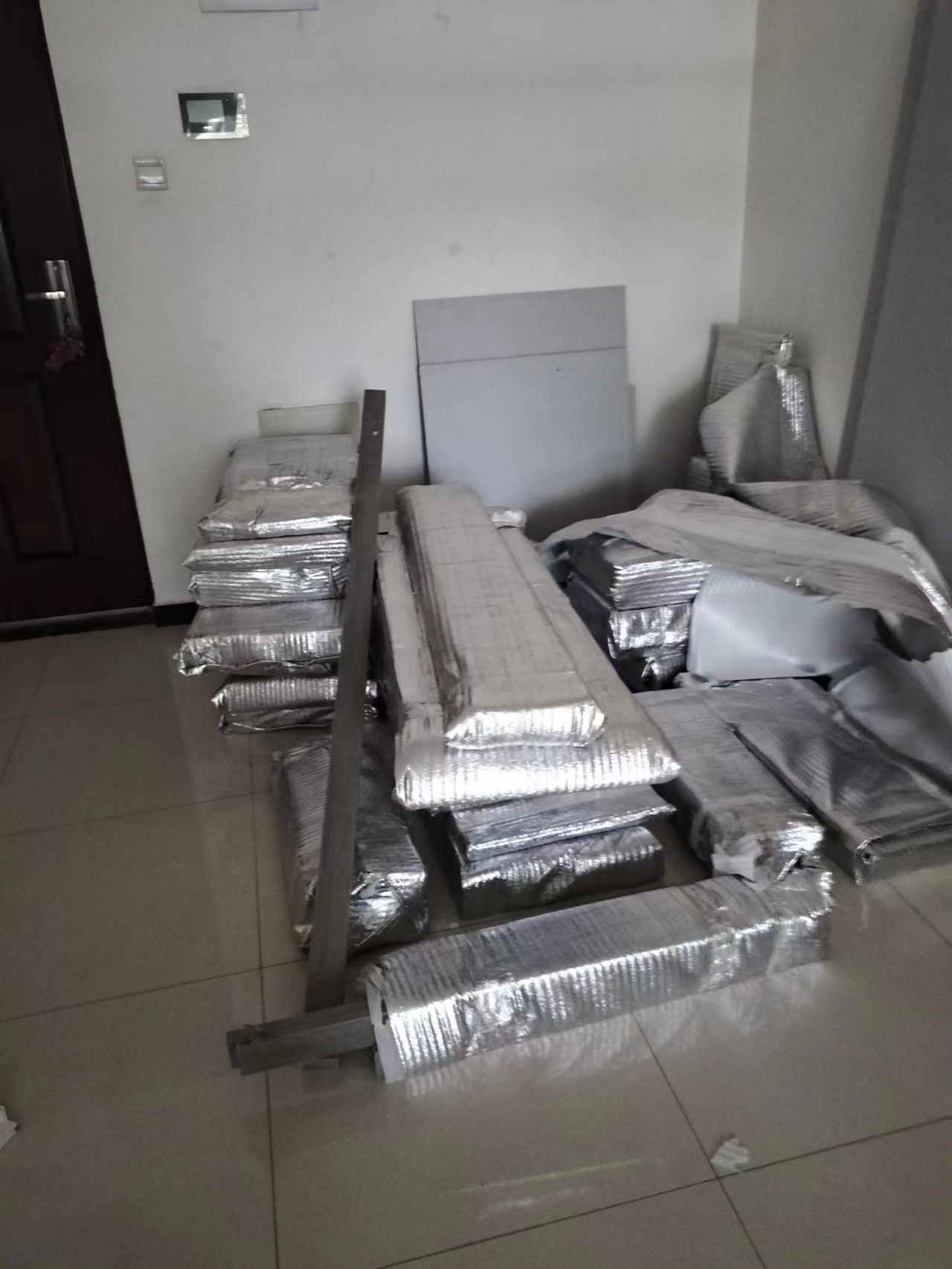 闲鱼购买样品家具，去店里拿货发现多处损坏，商家称“买的就是破烂”！