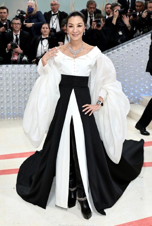 刘雯metgala红毯造型,2021metgala红毯刘雯