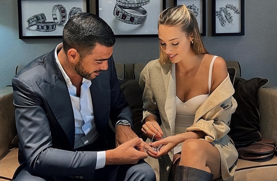 中超旧将娇妻晒美照！穿比基尼秀身材，曾被誉为中超最美太太