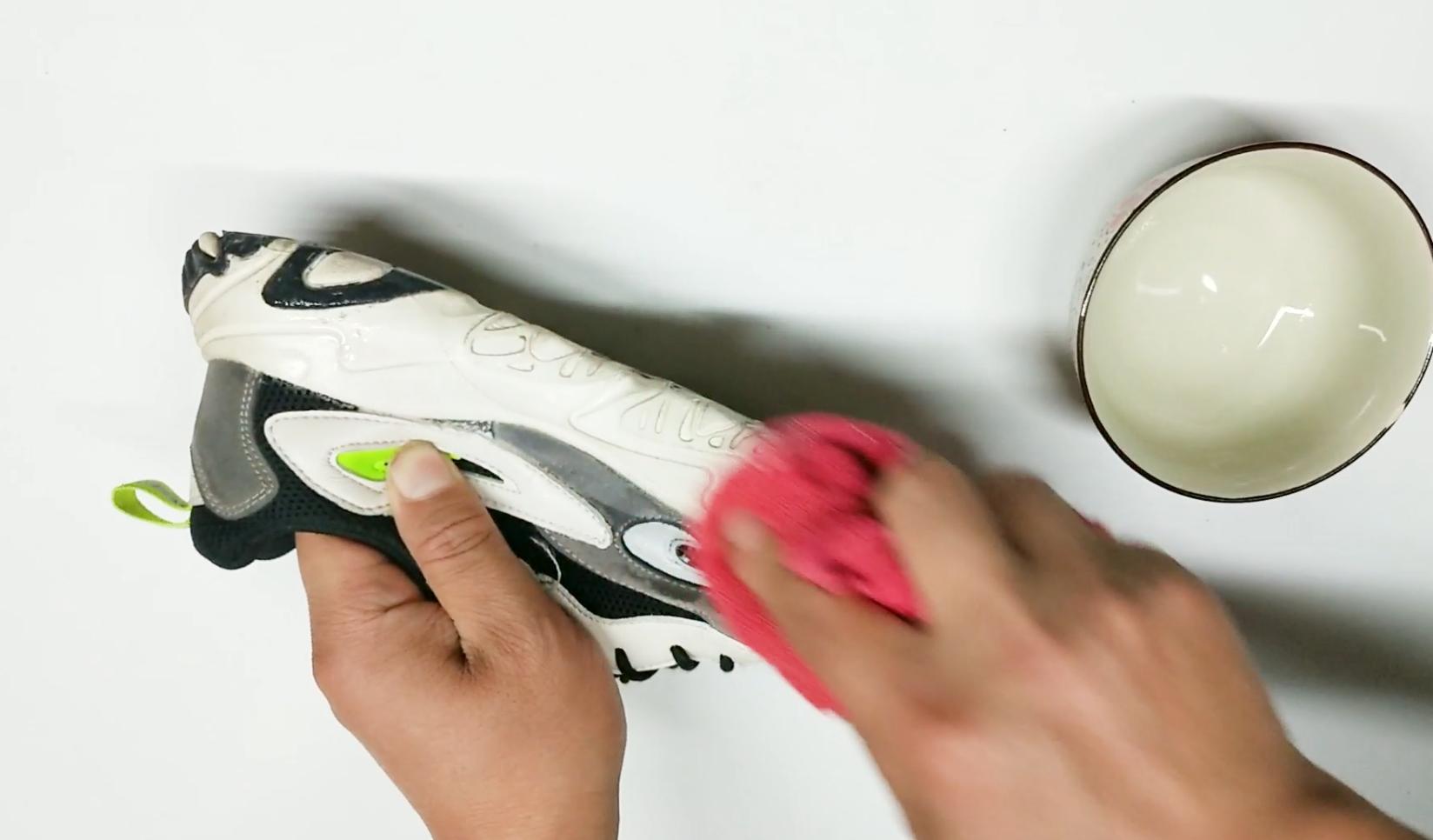 白鞋发黄的清洗方法,白鞋已经发黄了怎么洗白