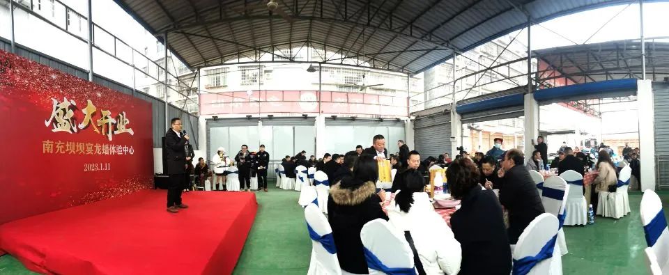 花篮摆了半条街!南充嘉陵的龙蟠竟然办起一个“宴会中心”了!