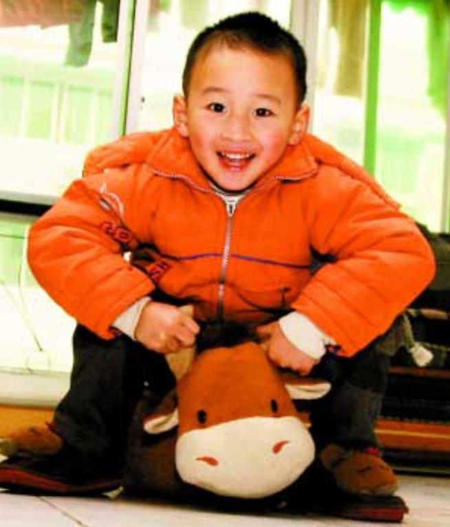 汶川地震中的3岁敬礼娃娃,汶川地震敬礼娃娃完整视频