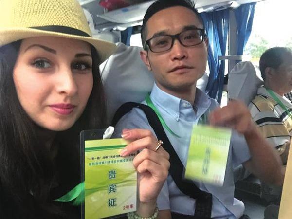 哈萨克斯坦美女爱上中国小伙，在恋爱中抓住跨国商机，他们赚大了