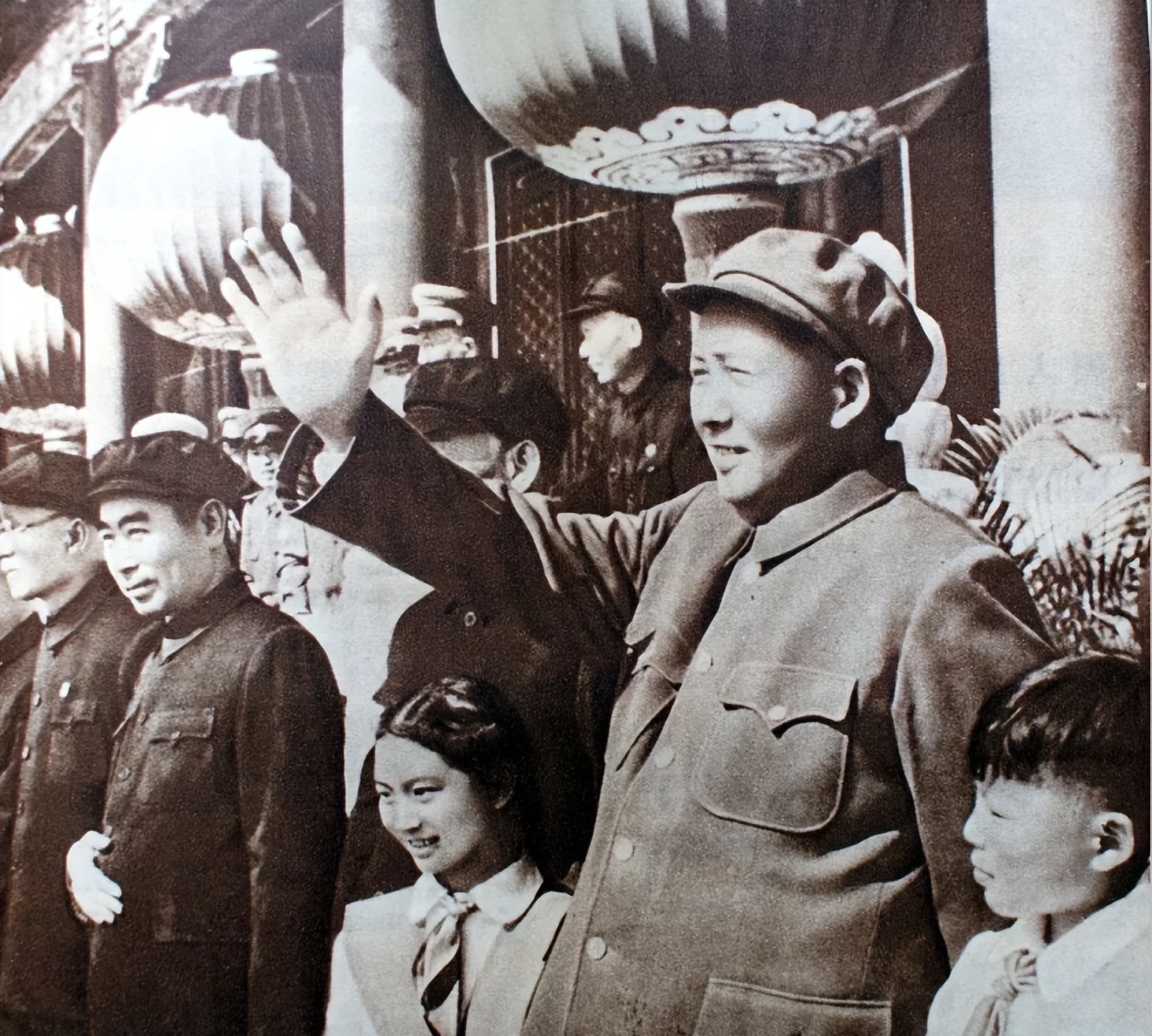 从华北电专师生为开国大典提供技术保障，到通信工程学院方队接受检阅，西电一直是我军通信人才培养的摇篮！