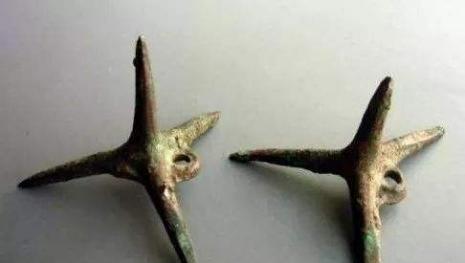 战国时期出现的铁蒺藜,身上有四根尖刺,限制敌军的*用军**器材