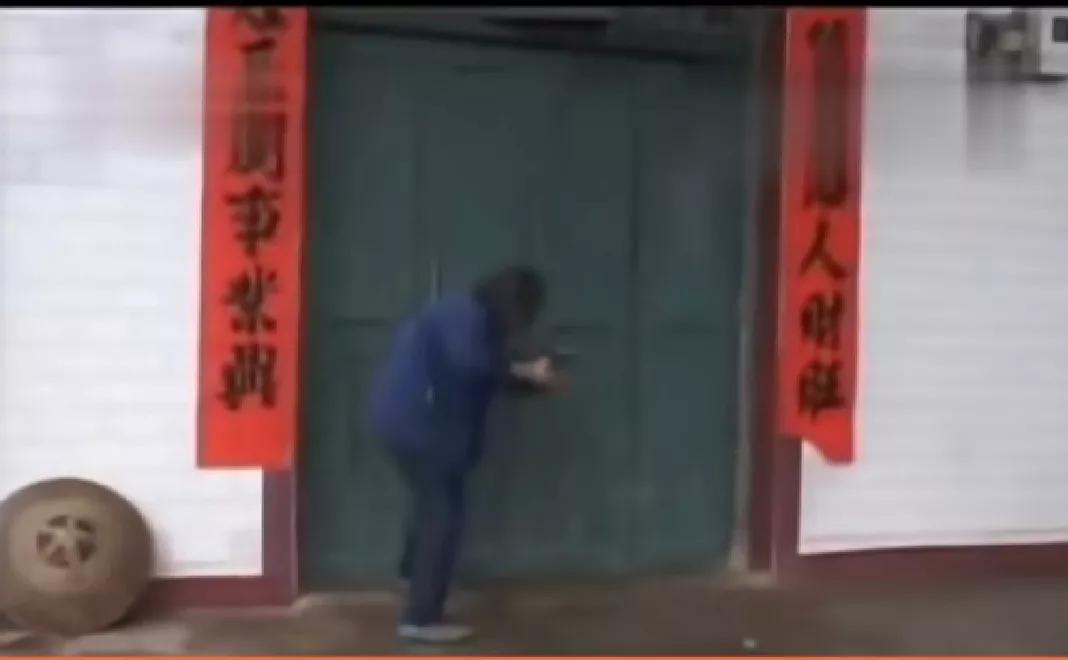 父亲偏心小儿子最终无家可归,父亲偏心小儿子大儿子忍无可忍