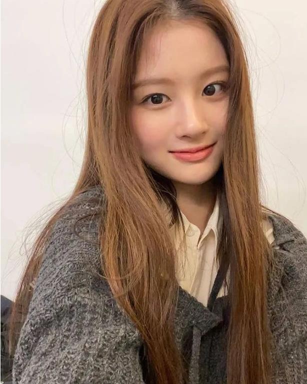 JYP新团出道即受关注，成员雪允因颜值出圈，却被指不尊重粉丝？