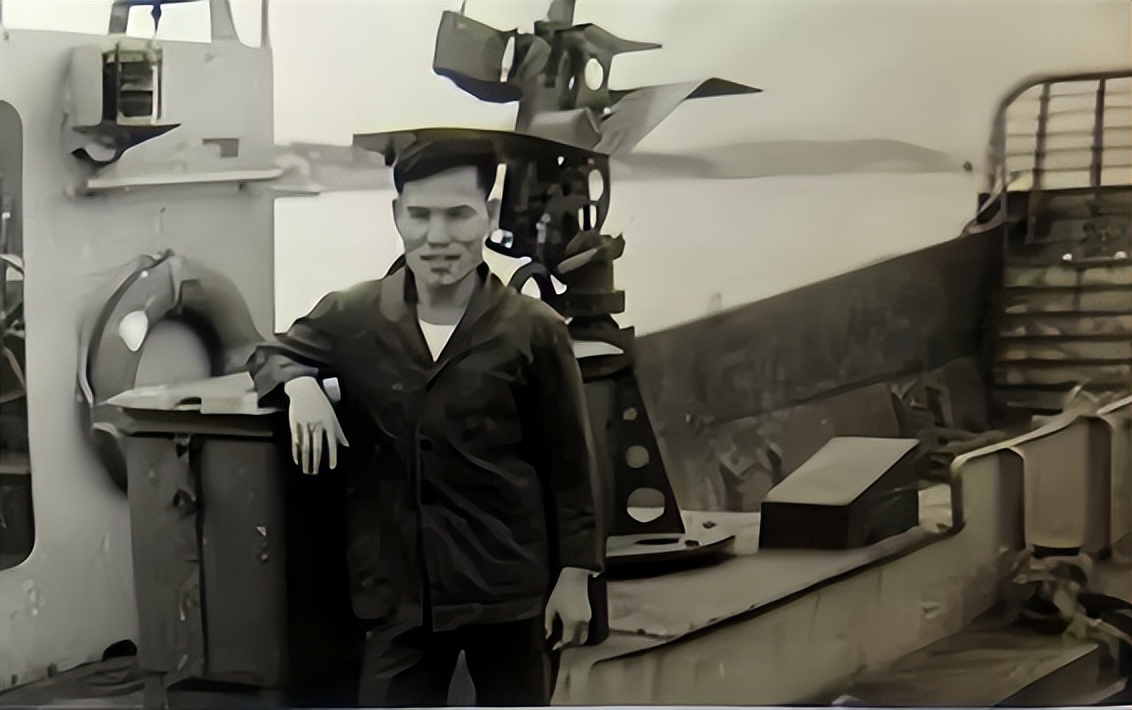 1964年，他只身一人驾驶登陆艇起义，国防部直接奖励黄金600两