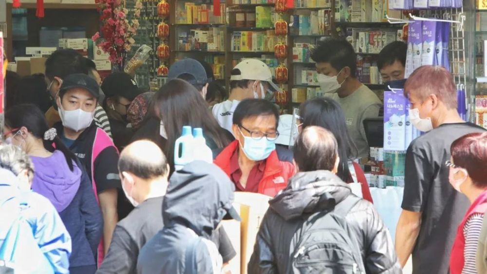 乱吃药比感染新冠还致命，医生亲历一早接诊18例！香港疫情大幅反弹，抢药潮又要重演？