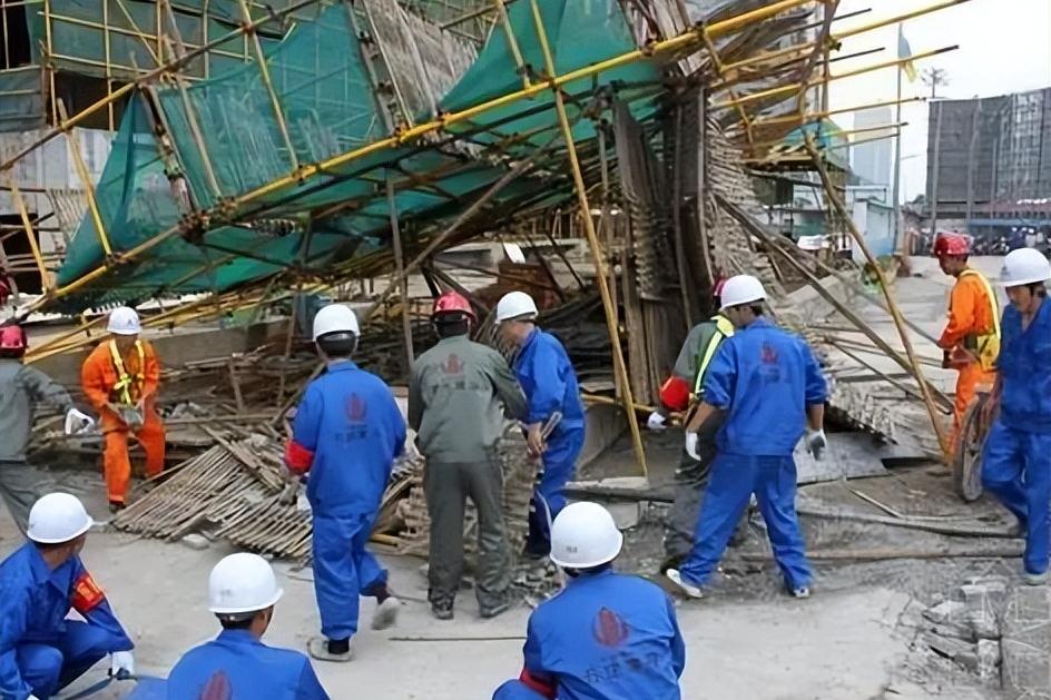 建筑工程施工人员伤亡怎么处理,建筑施工造成路人伤亡谁承担责任