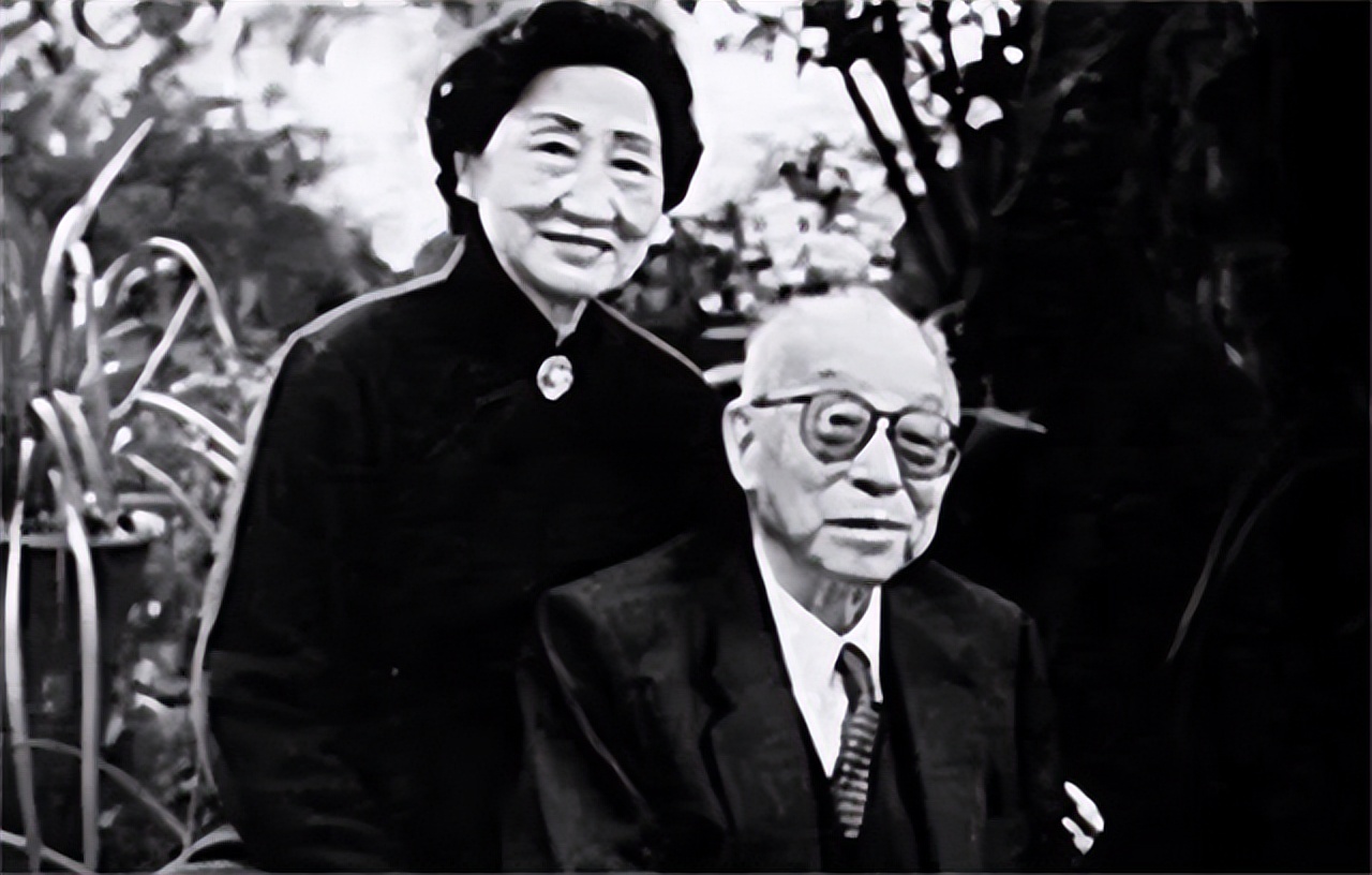 *颖超邓**去世，聂帅女儿聂力哭着扑向骨灰盒：邓妈妈再让我吻你一次