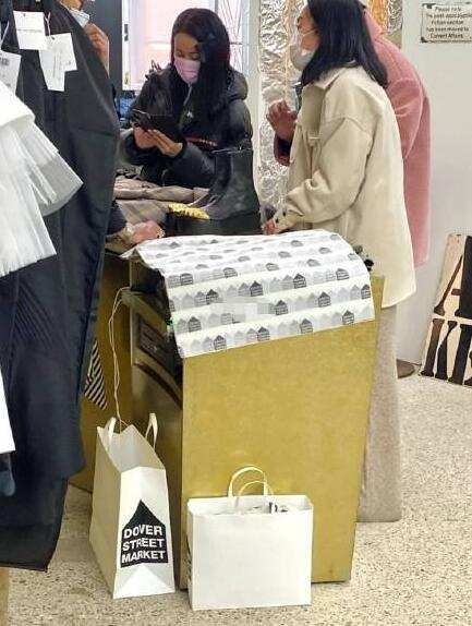 那英伦敦星巴克,那英带女儿在伦敦买奢侈品