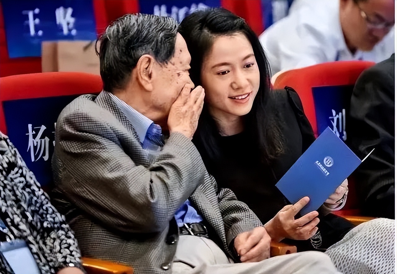 97岁杨振宁与43岁翁帆近照曝光,翁帆为什么守护杨振宁17年之久