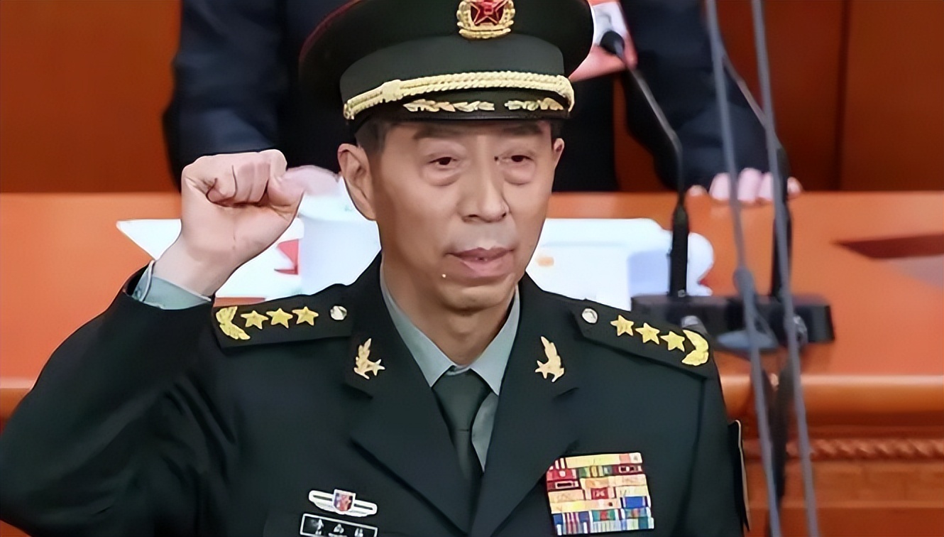 6月3日消息：美军机抵近山东舰，歼16没给歼15机会，与美机拼*刀刺**