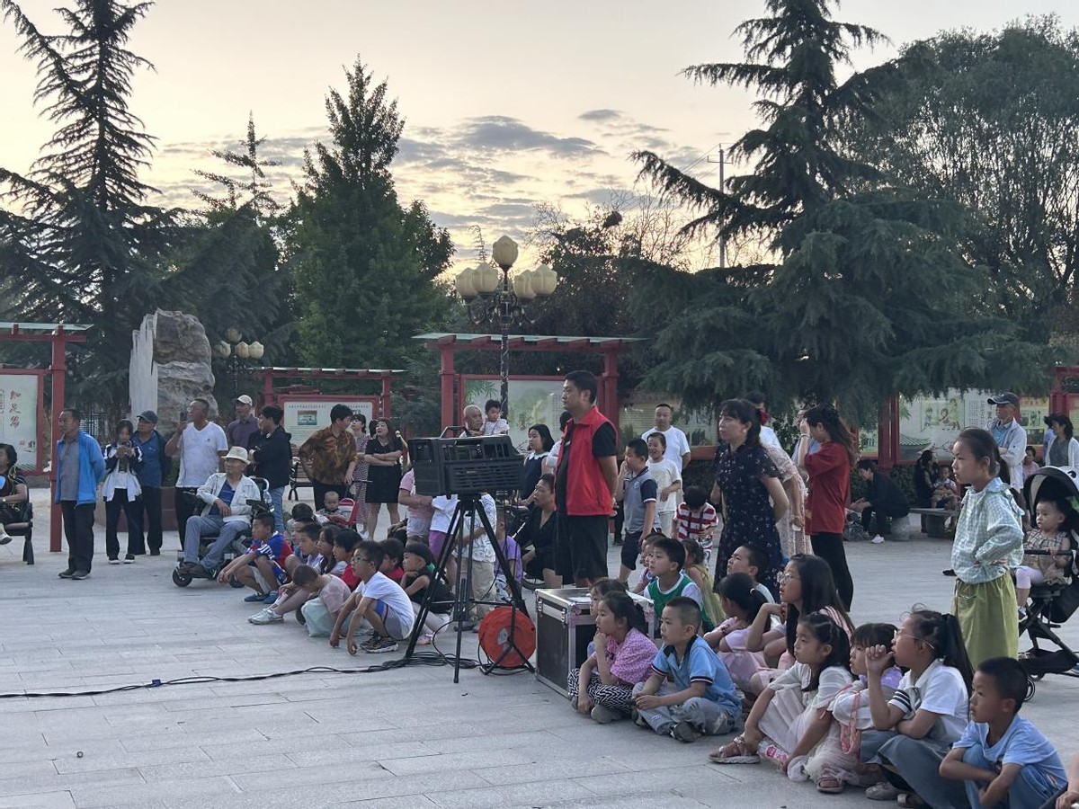 【小区*党**员阵地建设】西固区陈坪街道小坪社区小坪河湾小区*党**员阵地组织居民观看公益影片《烈火英雄》