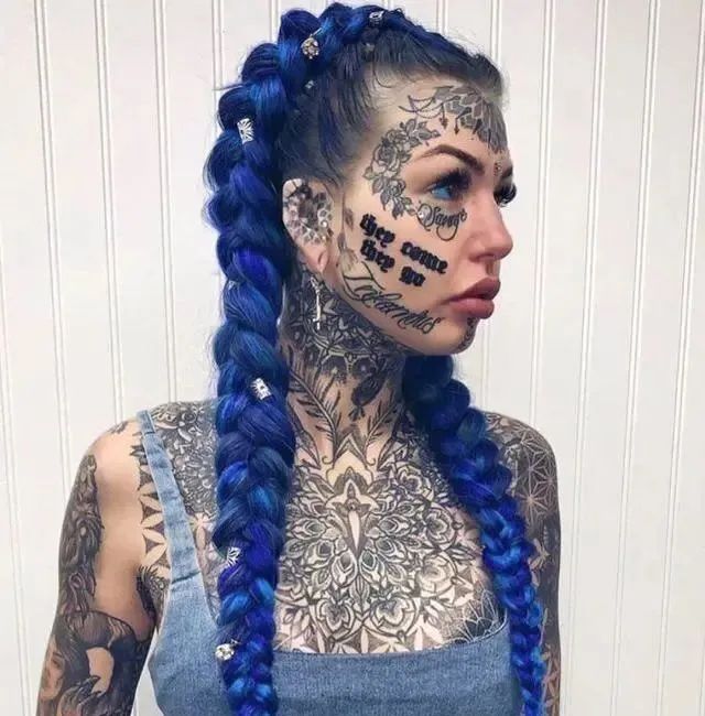 美女痴迷纹身,女子疯狂纹身眼睛失明