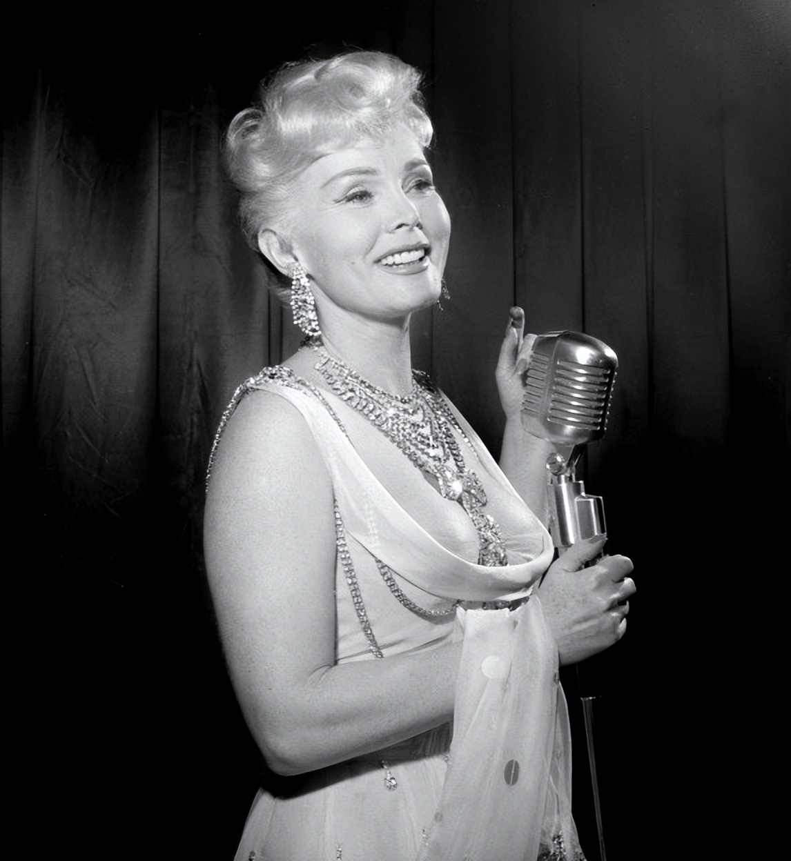 结9次婚的好莱坞交际花：嫁老头撩鲜肉，69岁和小28岁王子定终身