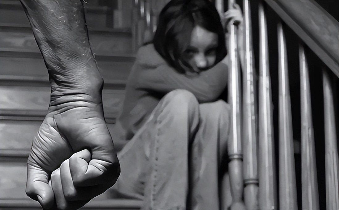 电击、殴打、*虐性**！400亿的“人间炼狱”，竟是家长们亲手打造的