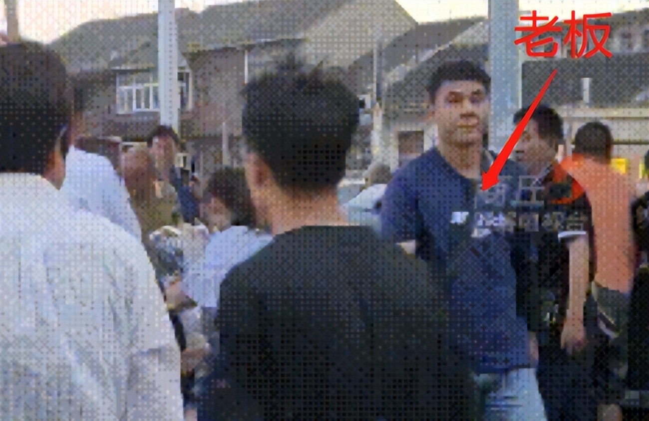 男子摆摊遭劝离，把货物扔地上任人捡！背后满是辛酸！律师：捡拾者不违法，但道德上过不去