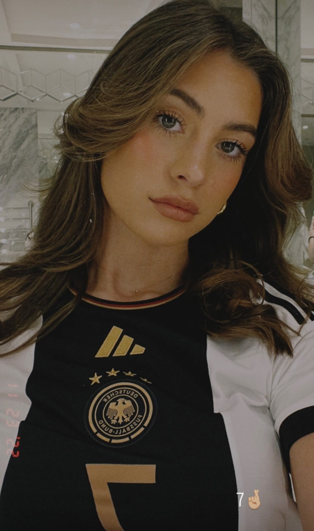 爱狗，爱足球，爱哈弗茨：撞脸乔治娜的内向模特与德国新星的故事