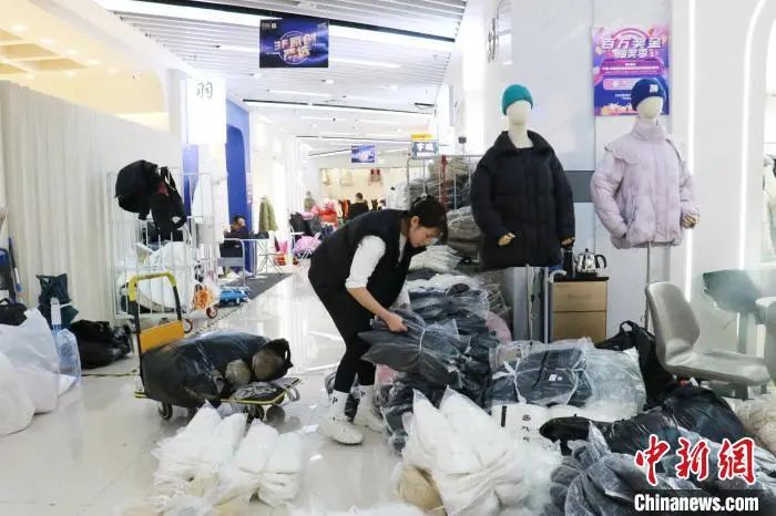 气温逐步降低冬季羽绒服迎来热销,寒潮带热暖经济极寒羽绒服热销