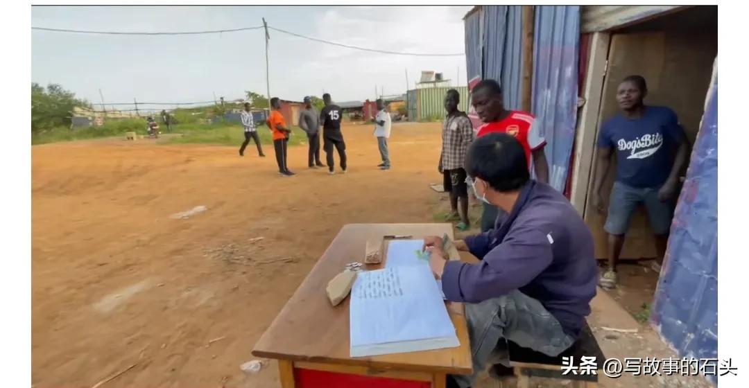 90后河南夫妻在非洲工作，花900块请保姆，发现非洲人带娃太雷人