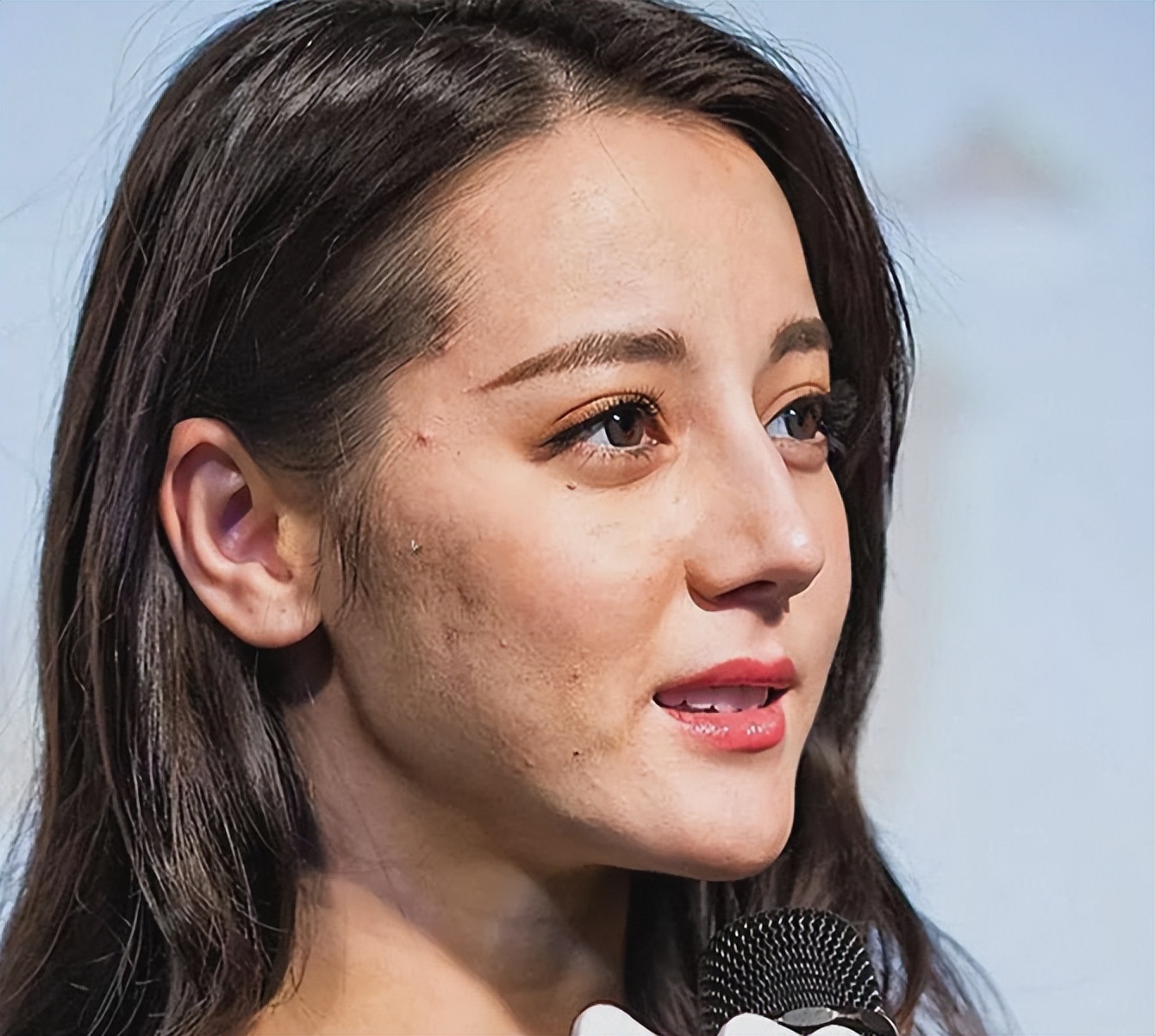 假发假臀假肌肉，半个娱乐圈“从头假到脚”，原来没什么是真的