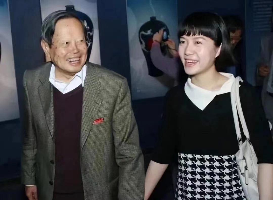 97岁杨振宁与43岁翁帆近照曝光,102岁杨振宁财产多少
