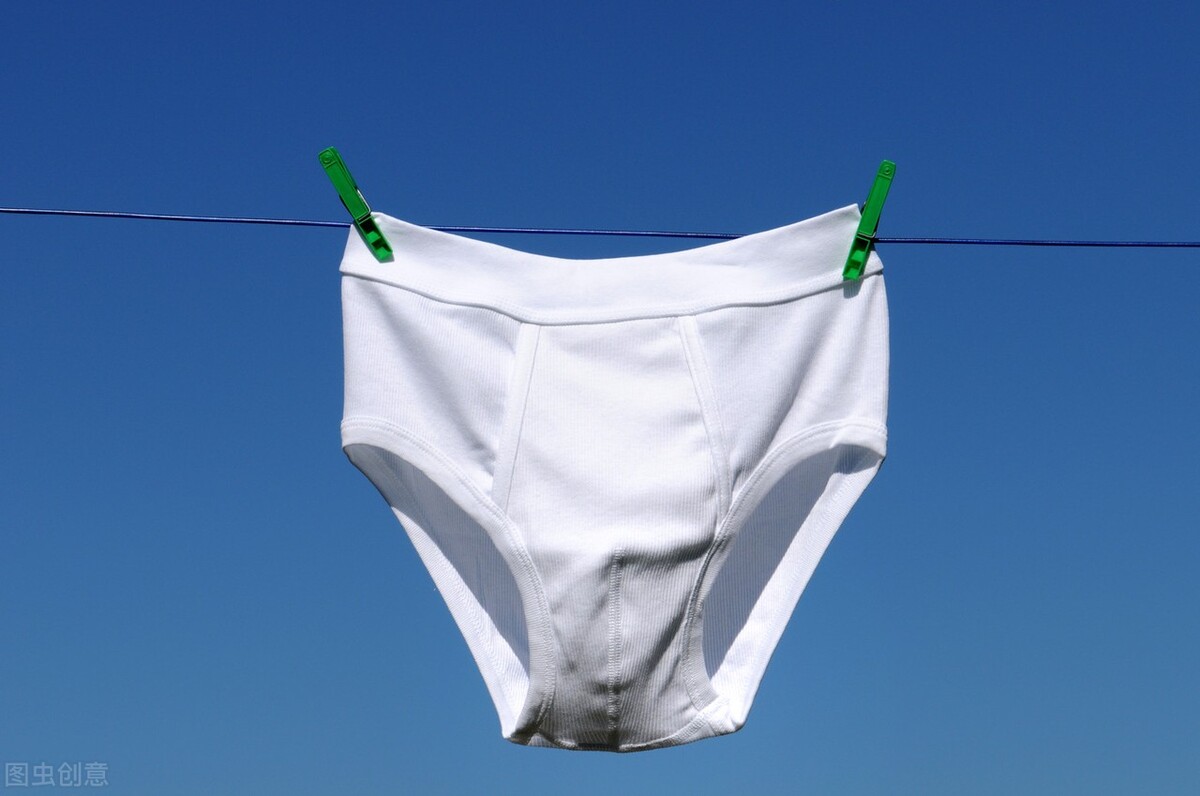 内裤分泌物有点黄黑怎么回事,为什么女生裤子有一股异味