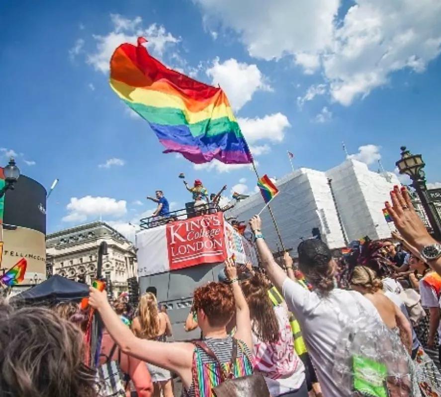 人气一直在巅峰，未曾后退过的两所英国大学，汇集留学生的爱与恨