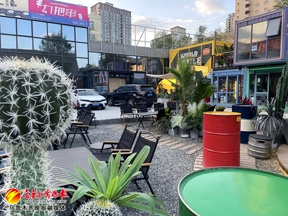 实现创业梦想，95后小伙打造露营风酒屋