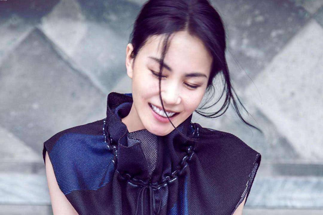 王菲谢霆锋机场大方牵手狂秀恩爱,王菲谢霆锋机场牵手大方秀恩爱