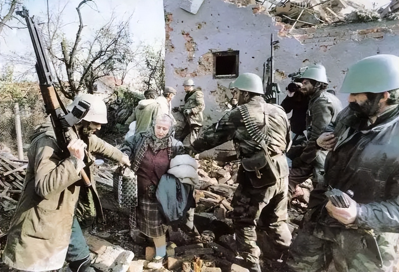 残酷的波黑战争：*杀屠**闻名世界，手段堪比纳粹，一半人口沦为难民