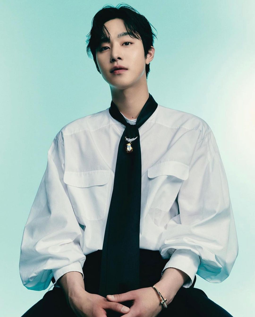 安孝燮黑打底穿搭,安孝燮社内穿搭