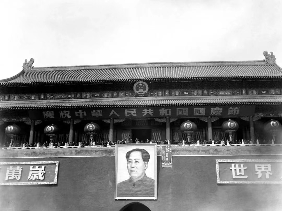 *安门天**挂上毛主席新画像，北京市民提出疑问：怎么只有一只耳朵？