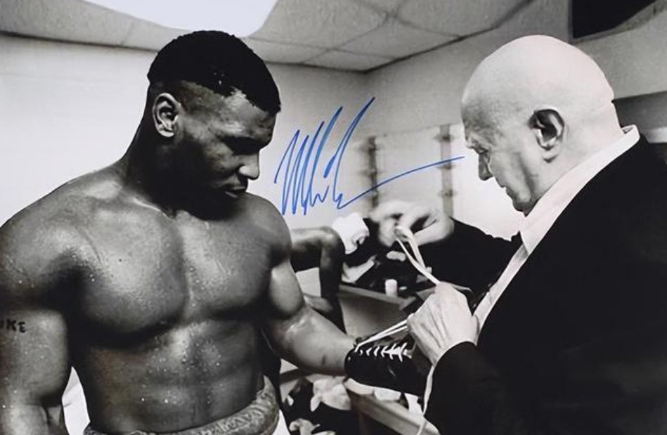 2006年，拳王泰森来华瞻仰毛主席遗容，坦言：在他面前，我很渺小