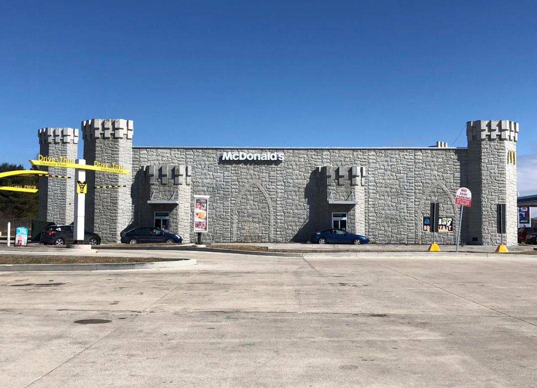 麦当劳里面的制服,麦当劳制服一样吗