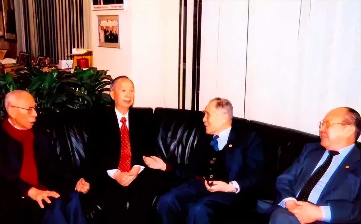 2000亿资产无偿捐献给国家，死后享国葬待遇，儿子仅靠开出租谋生