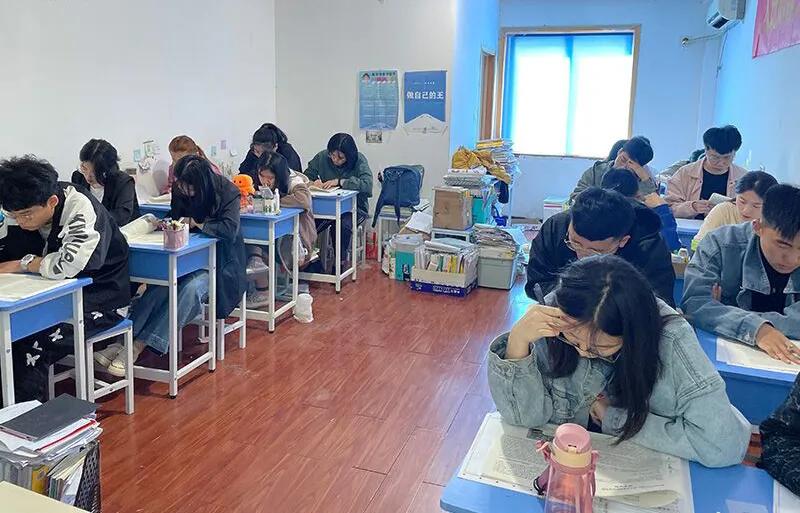 考公务员华图培训班贵还是中公贵,考公务员中公和华图哪个网课好