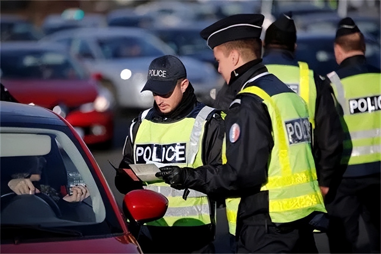 法国满大街,法国清一色标志警车